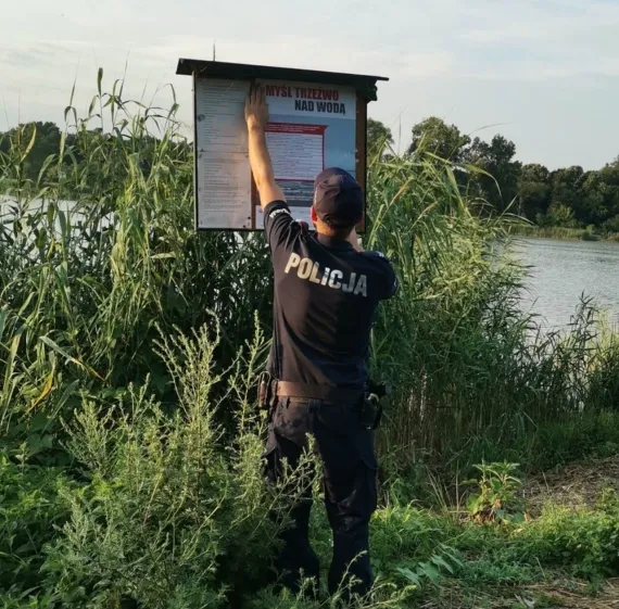 Policjanci ruszyli nad wodę. Co tam robią?  - Zdjęcie główne